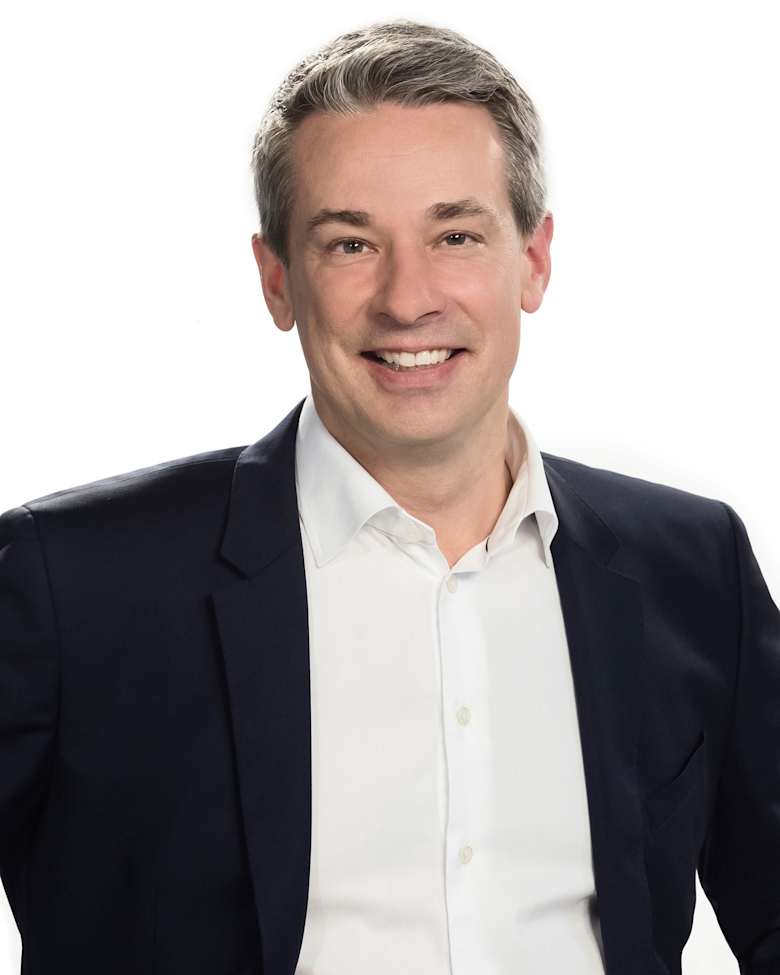Portrait of Philipp Lübcke, Senior Director Business Development at JLL in Hamburg