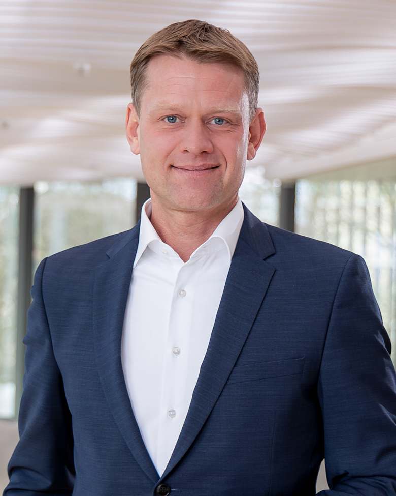Portrait of Henning Kloos, CFO Germany, Member of the JLL Operations Board Germany at JLL in Frankfurt