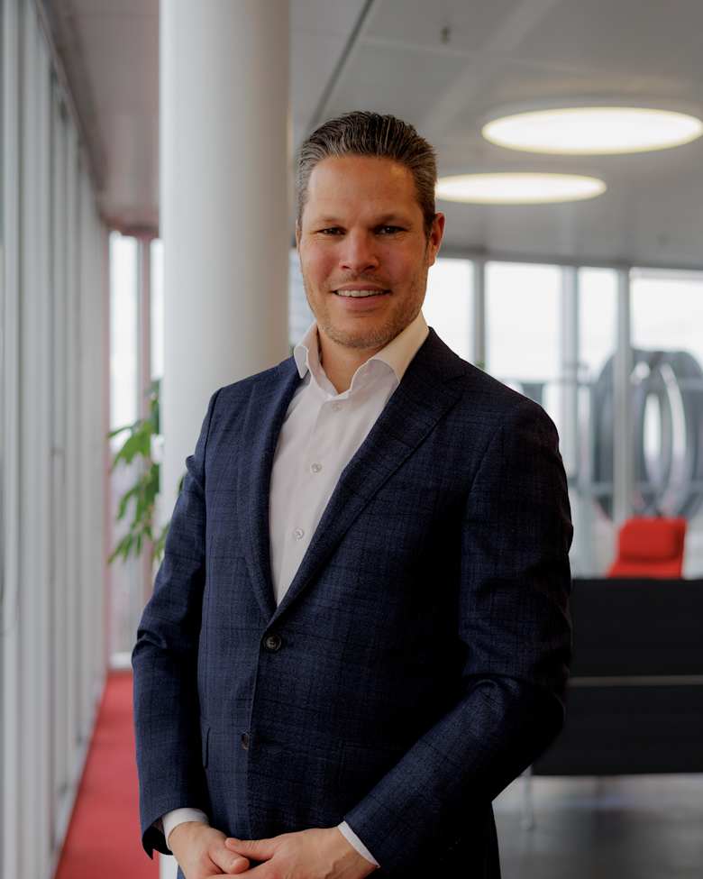 Portrait of Pieter van Santvoort, Consultant - Leasing Advisory | Industrial & Logistics at JLL in Eindhoven