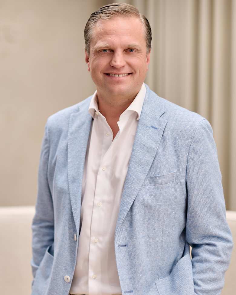 Portrait of Frederik Van de Vyver, Senior Director Industrial Agency at JLL in Antwerp