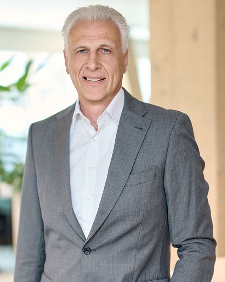 Portrait of Ignace Casteleyn, Senior Director Industrial Agency at JLL in Antwerp