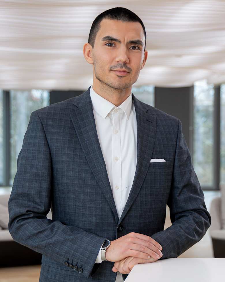 Portrait of Abdullatif Goecer, Director Central Retail Investment at JLL in Frankfurt
