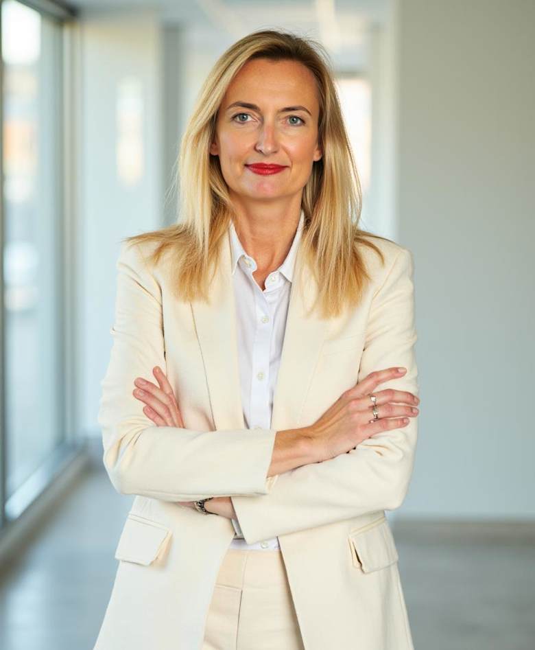 Portrait of Ludivine De Fayet, Directeur de l'équipe Grands Projets Bureaux IDF at JLL in Paris