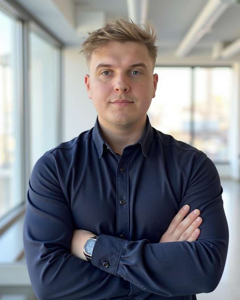 Portrait of Aleksander Alfer, Graduate Surveyor at JLL in Glasgow