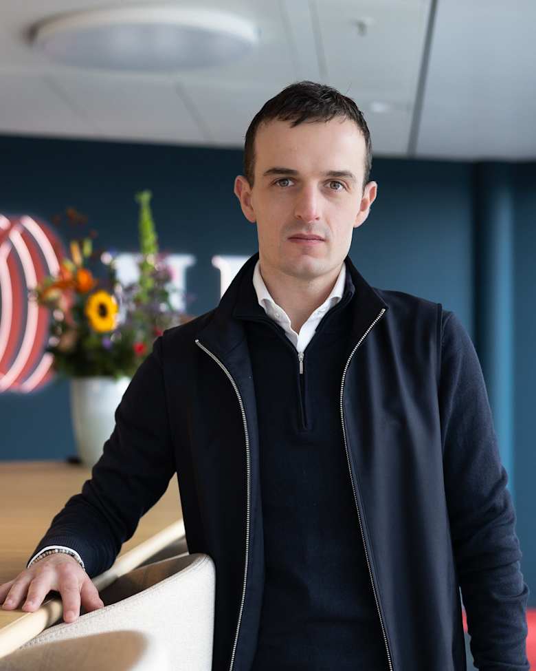 Portrait of Luuk Zwinkels, Consultant Capital Markets | Industrial & Logistics at JLL in Eindhoven