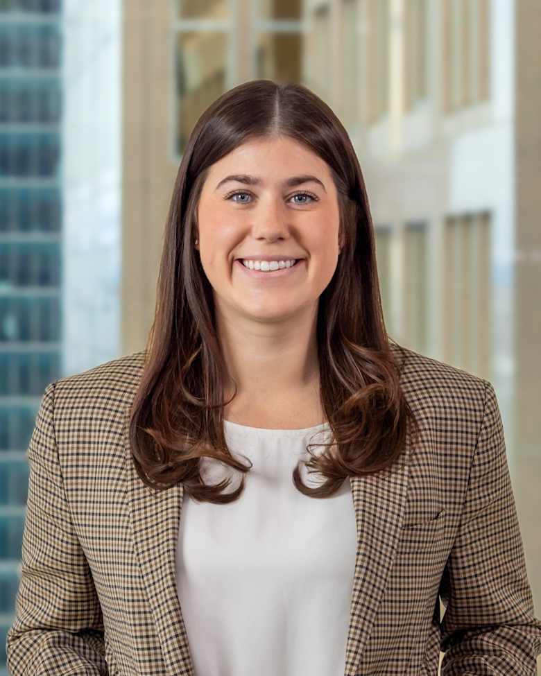 Portrait of Lauren Yanick, Associé(e), Courtage at JLL in Calgary