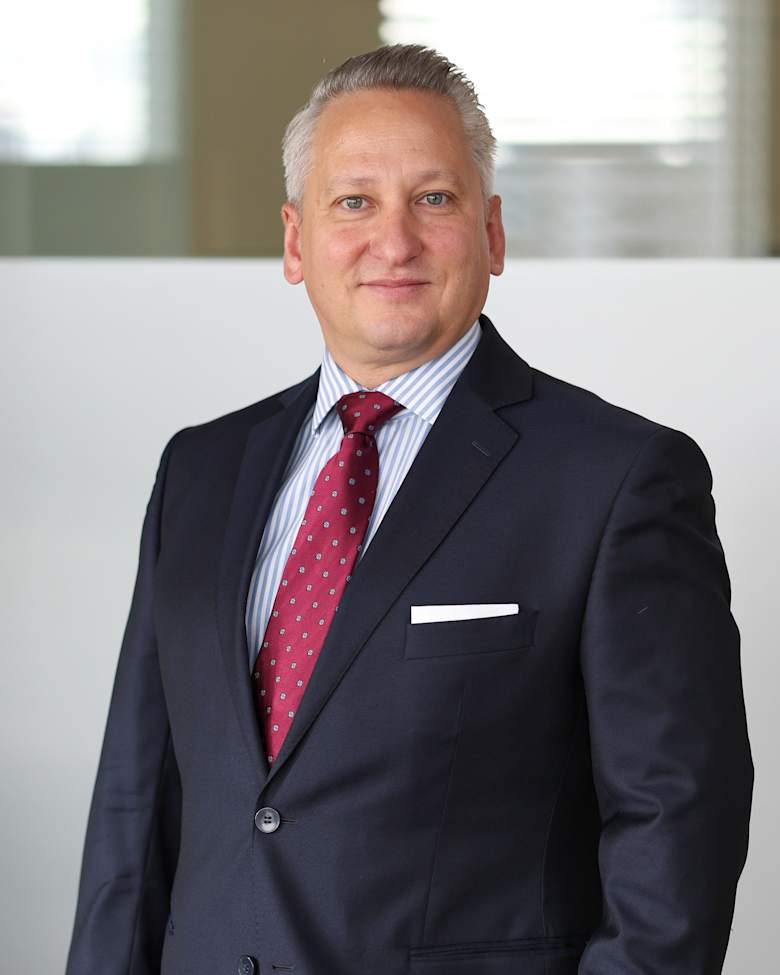 Portrait of Roman Heidrich, Lead Director, Investor Services at JLL in Berlin