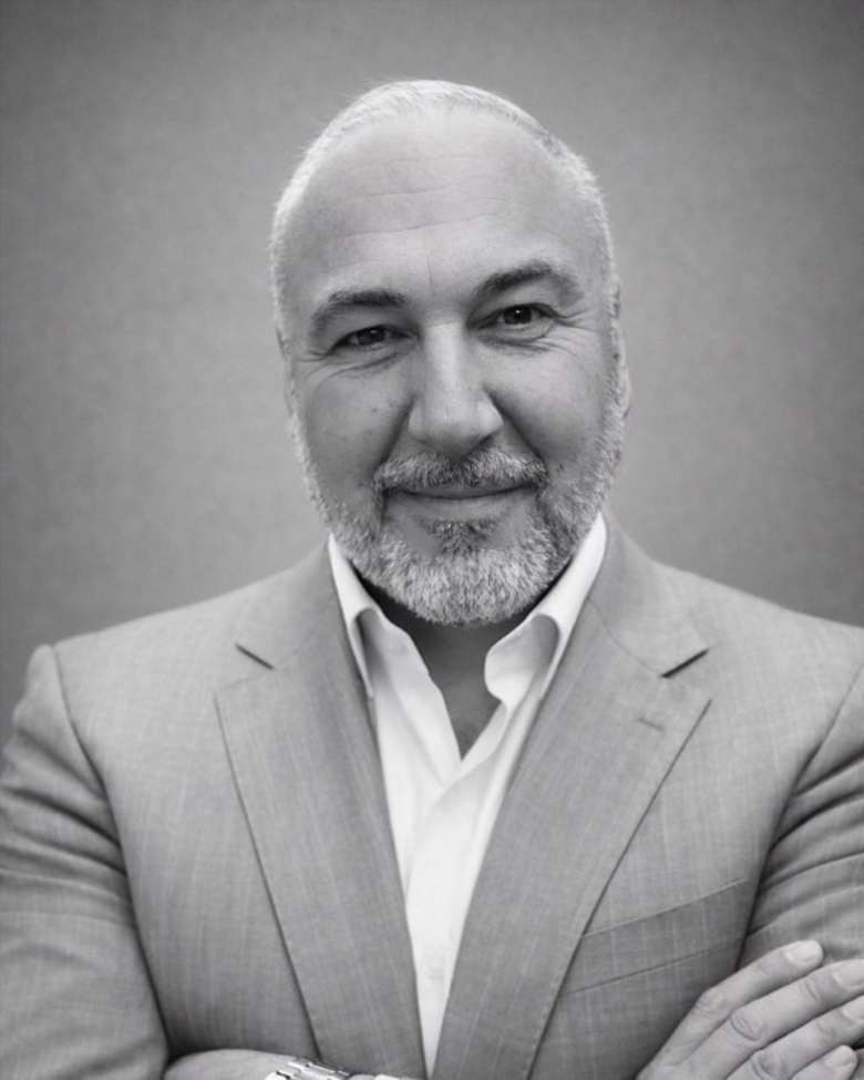 Portrait of Jonathan Goldman, Senior Vice President - Investment Sales at JLL in London