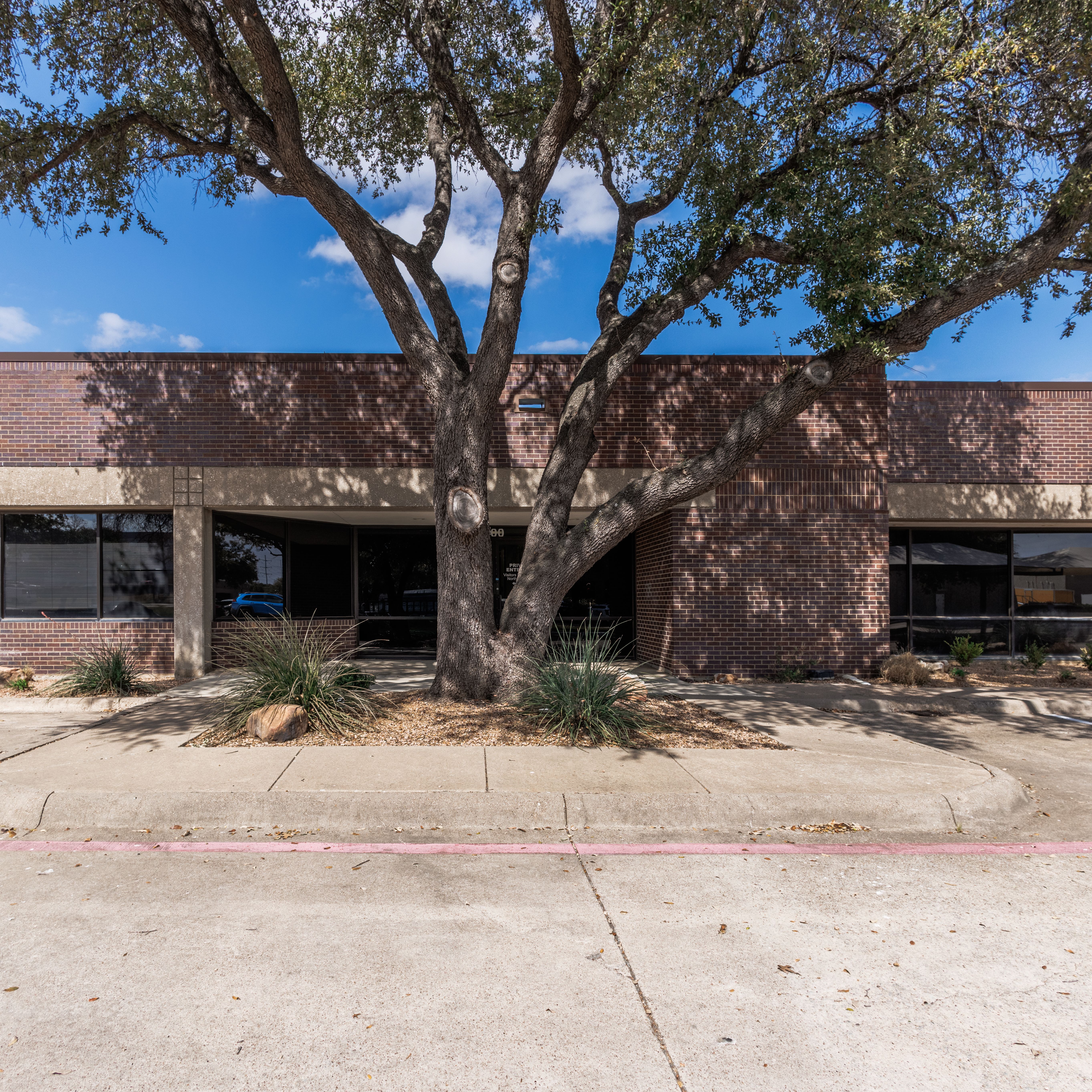 Arapaho Place & Counterpoint Business Center — Sale in Richardson, TX, photo 4 of 8