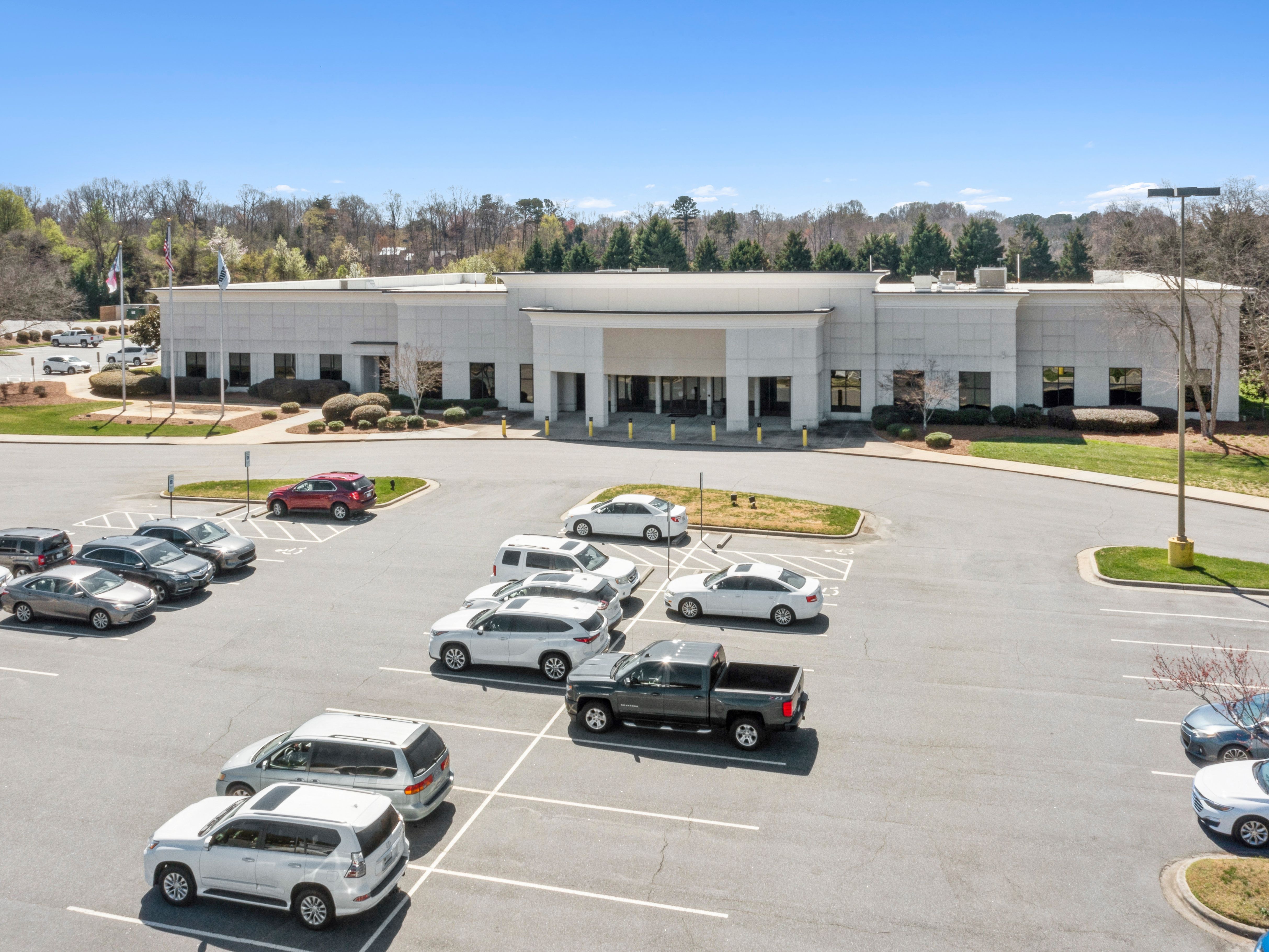 Pinnacle Bank - High Point, NC (University Pkwy) — Sale in High Point, NC, photo 2 of 8
