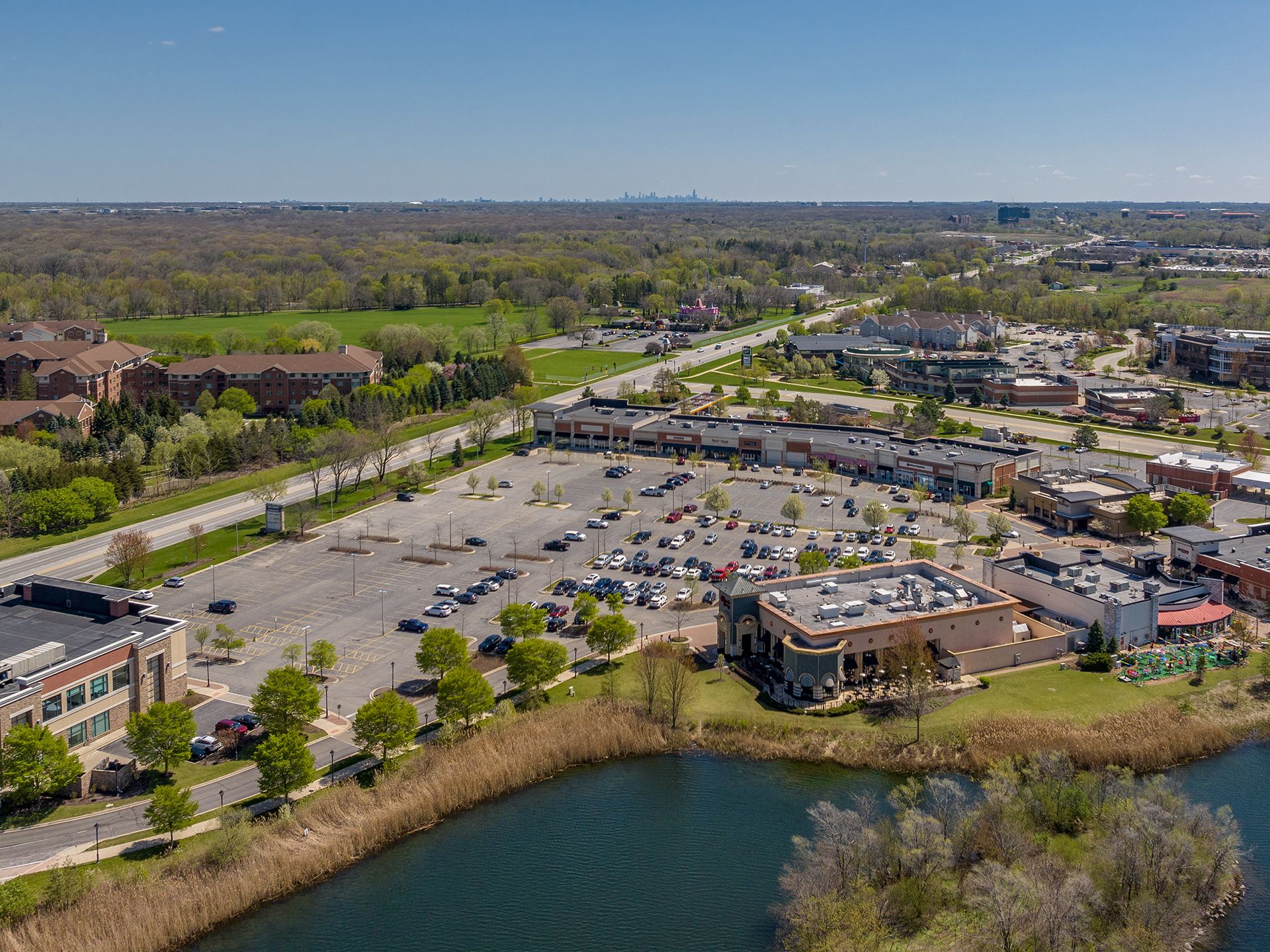 Lincolnshire Commons — Sale in Lincolnshire, IL, photo 2 of 8