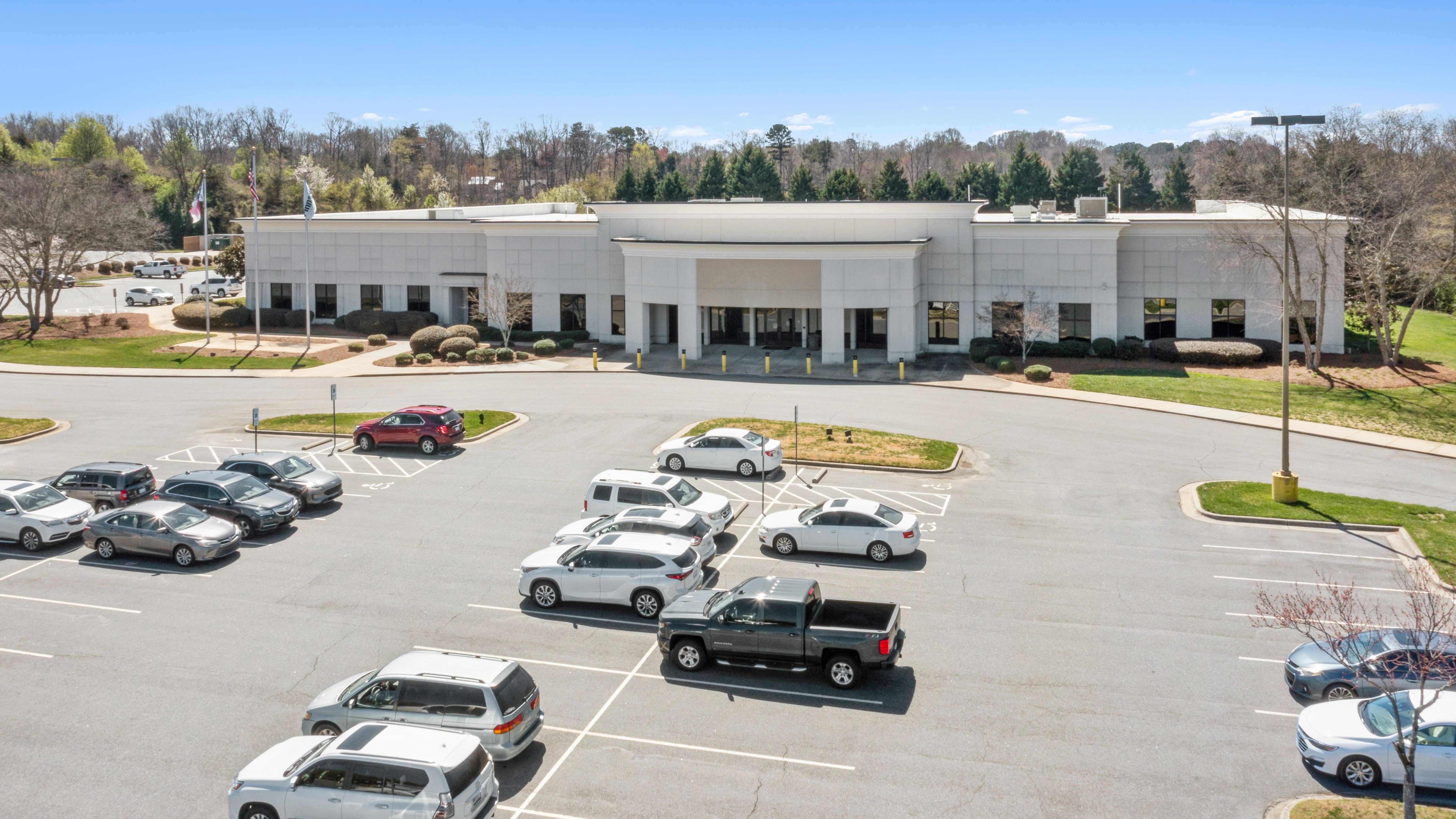 Pinnacle Bank - High Point, NC (University Pkwy) — Sale in High Point, NC, photo 1 of 8