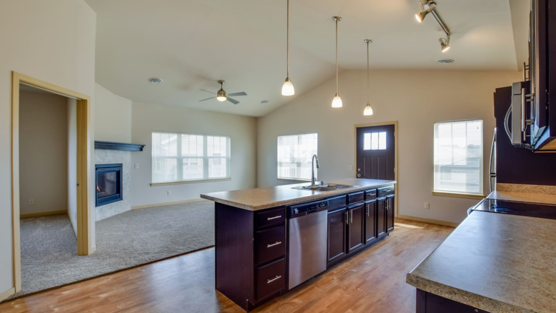 Bergamont Townhomes 5_出售物業