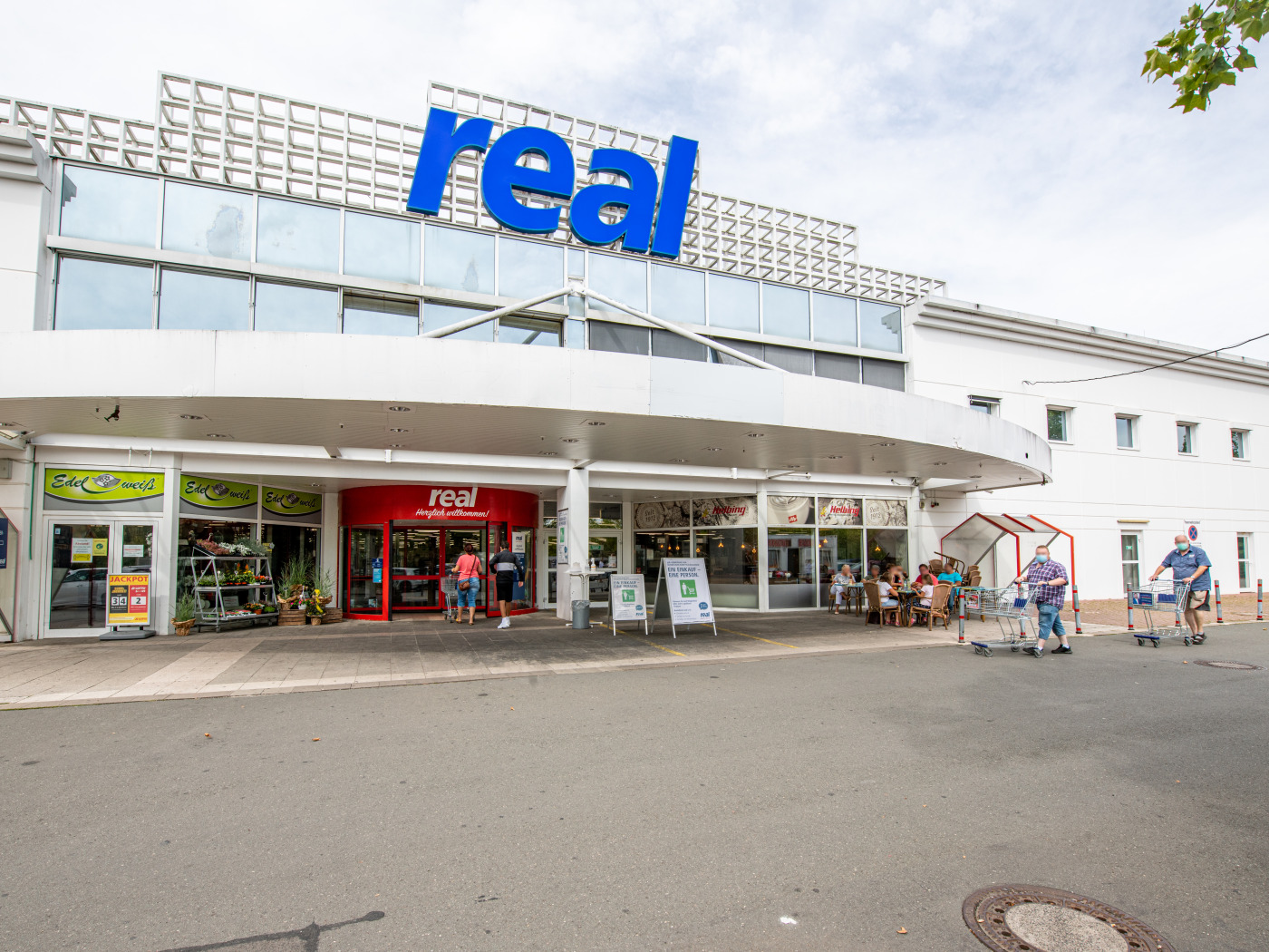 Real Sb Warenhaus With Asset Management Potential Property For Sale Gotha Jll