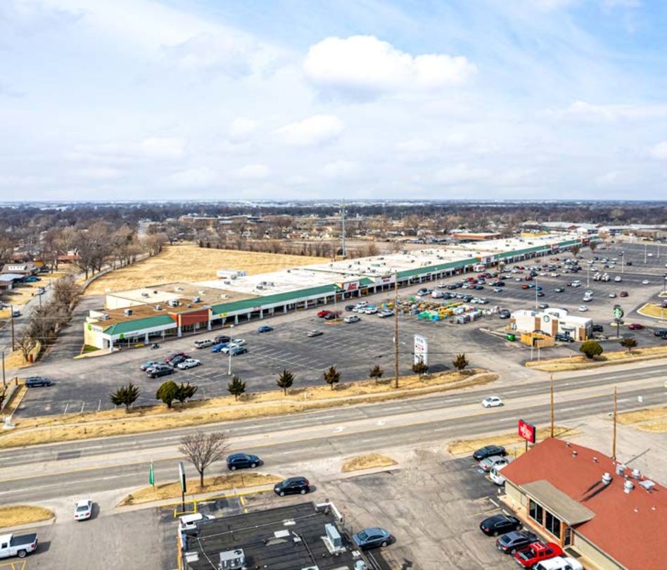 Westway Plaza－売物件ーWichita | JLL