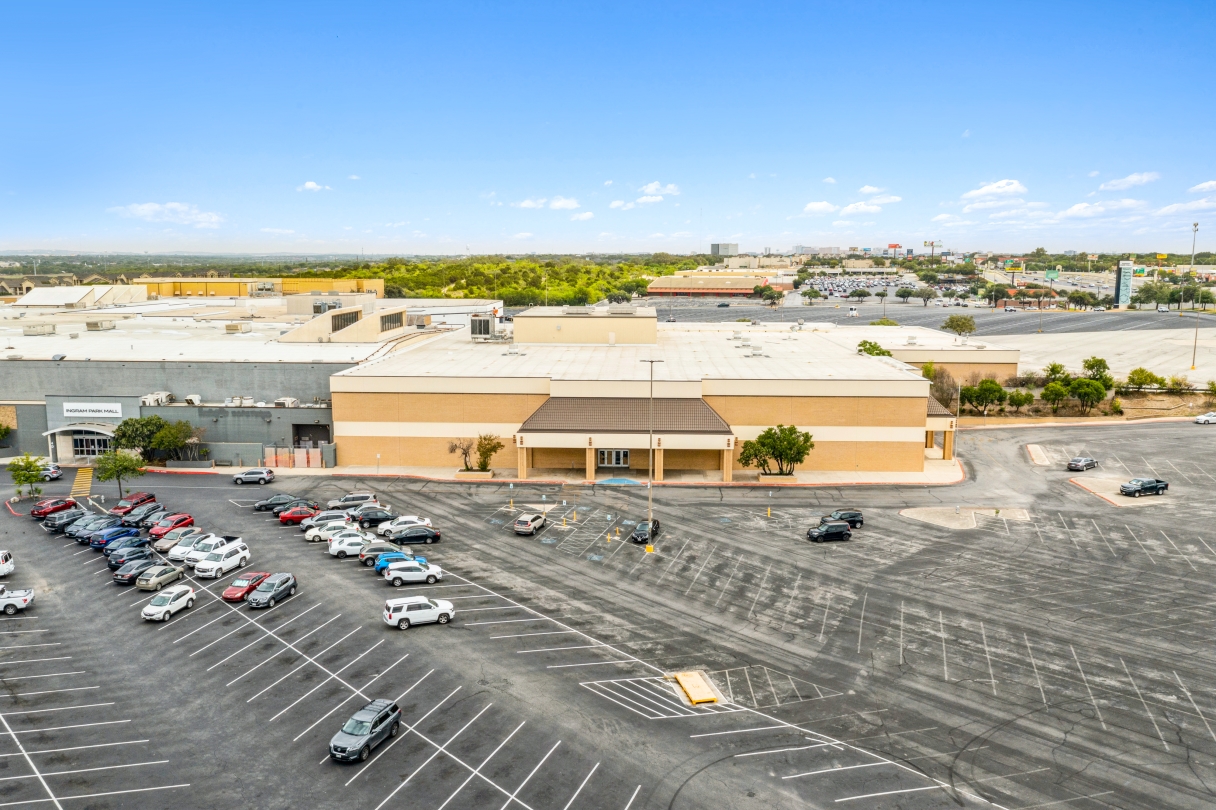Sears at Ingram Park Mall Propriétés en vente San Antonio JLL