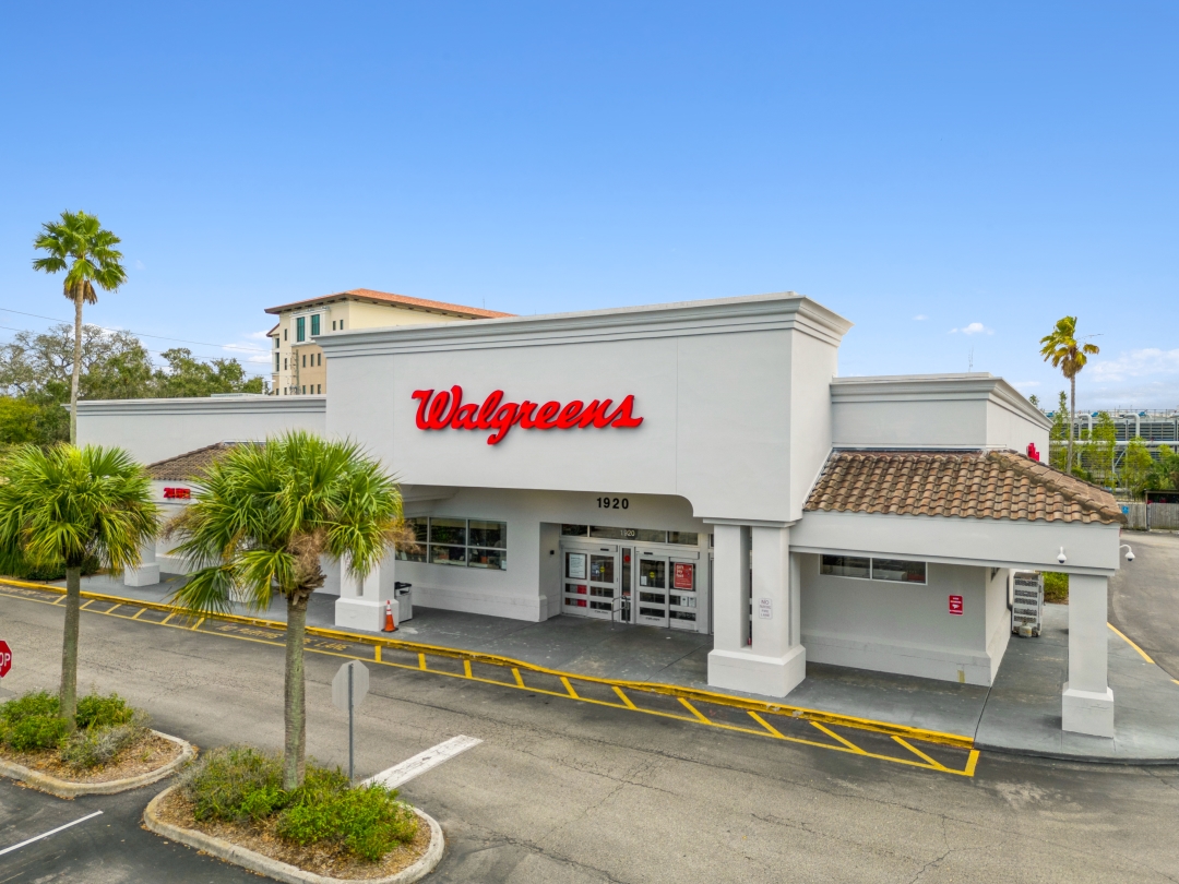 Can online shopping help save malls?