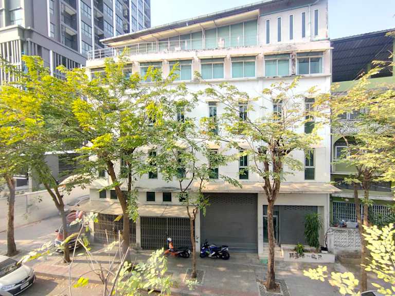 Combined Shophouses as Office on Wongwian Yai Road_Property for Sale