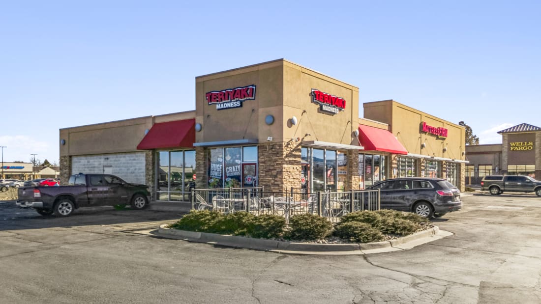 Mattress Firm and Teriyaki Madness at Applewood Village 4_Actifs en vente