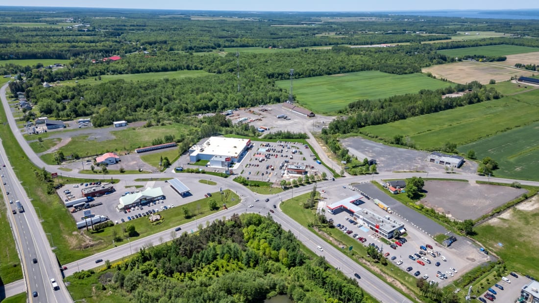 Grocery-anchored retail centre with expansion potential - Saint-Apollinaire 4_Actifs en vente