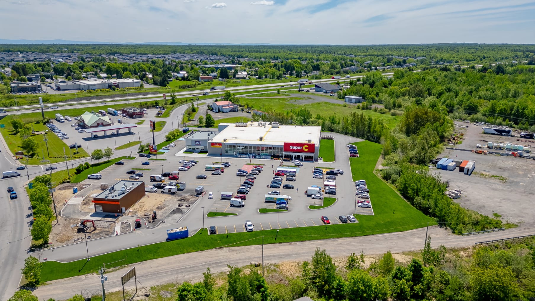 Grocery-anchored retail centre with expansion potential - Saint-Apollinaire_Pand te koop