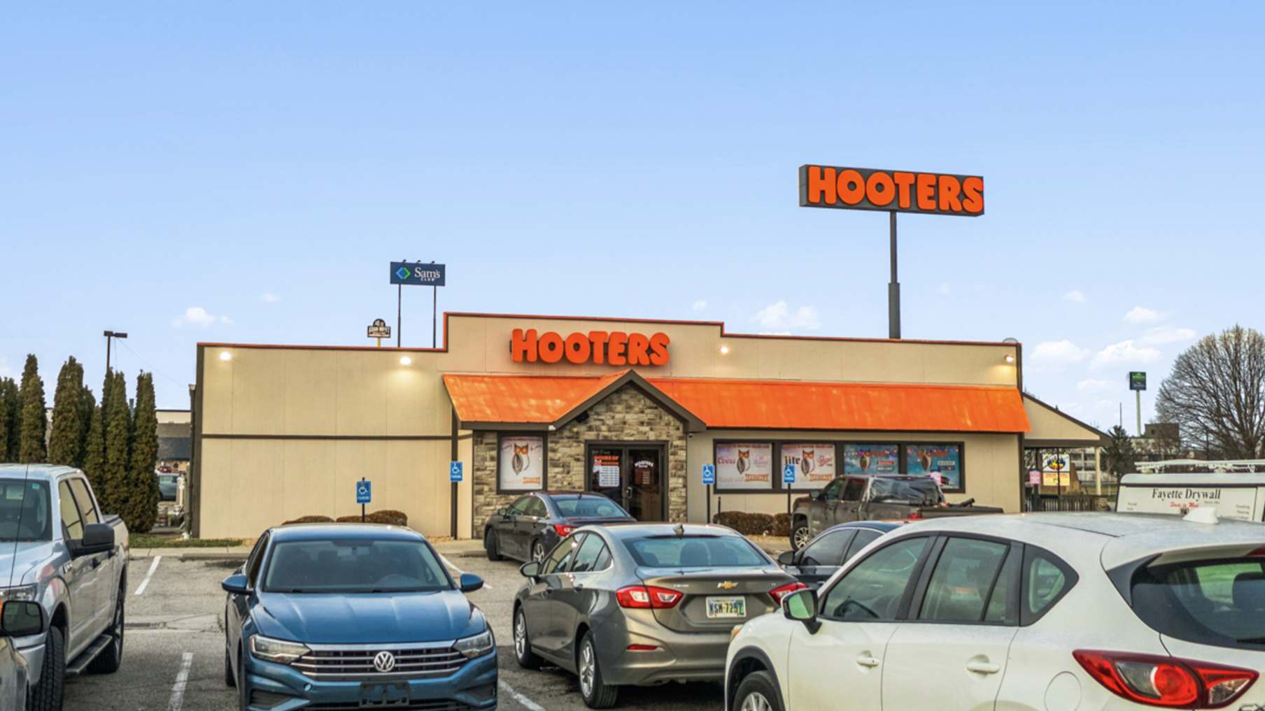Hooters - Dayton, OH_Property for Sale