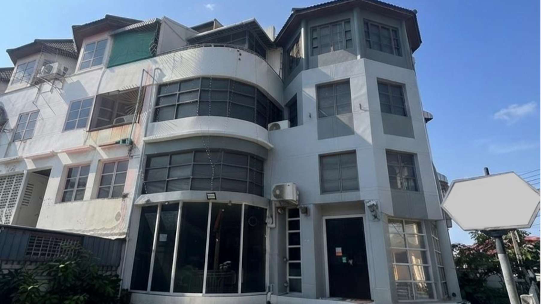 4-Storey Building in Town in Town_Property for Sale