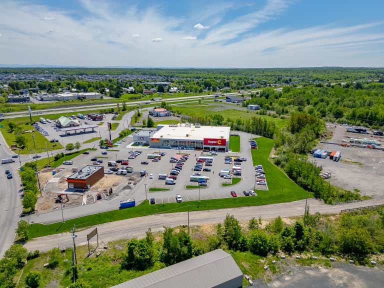 Grocery-anchored retail centre with expansion potential - Saint-Apollinaire_Pand te koop