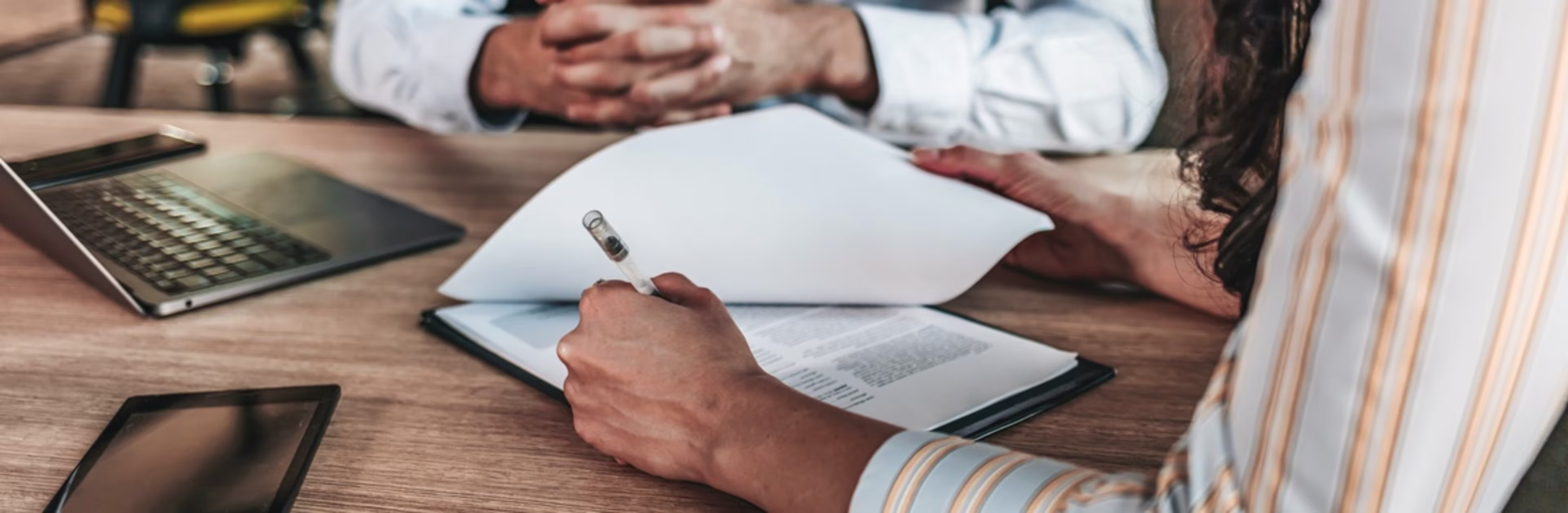 séance de travail de 2 personnes autour d’un document concernant la renégociation de bail de bureaux