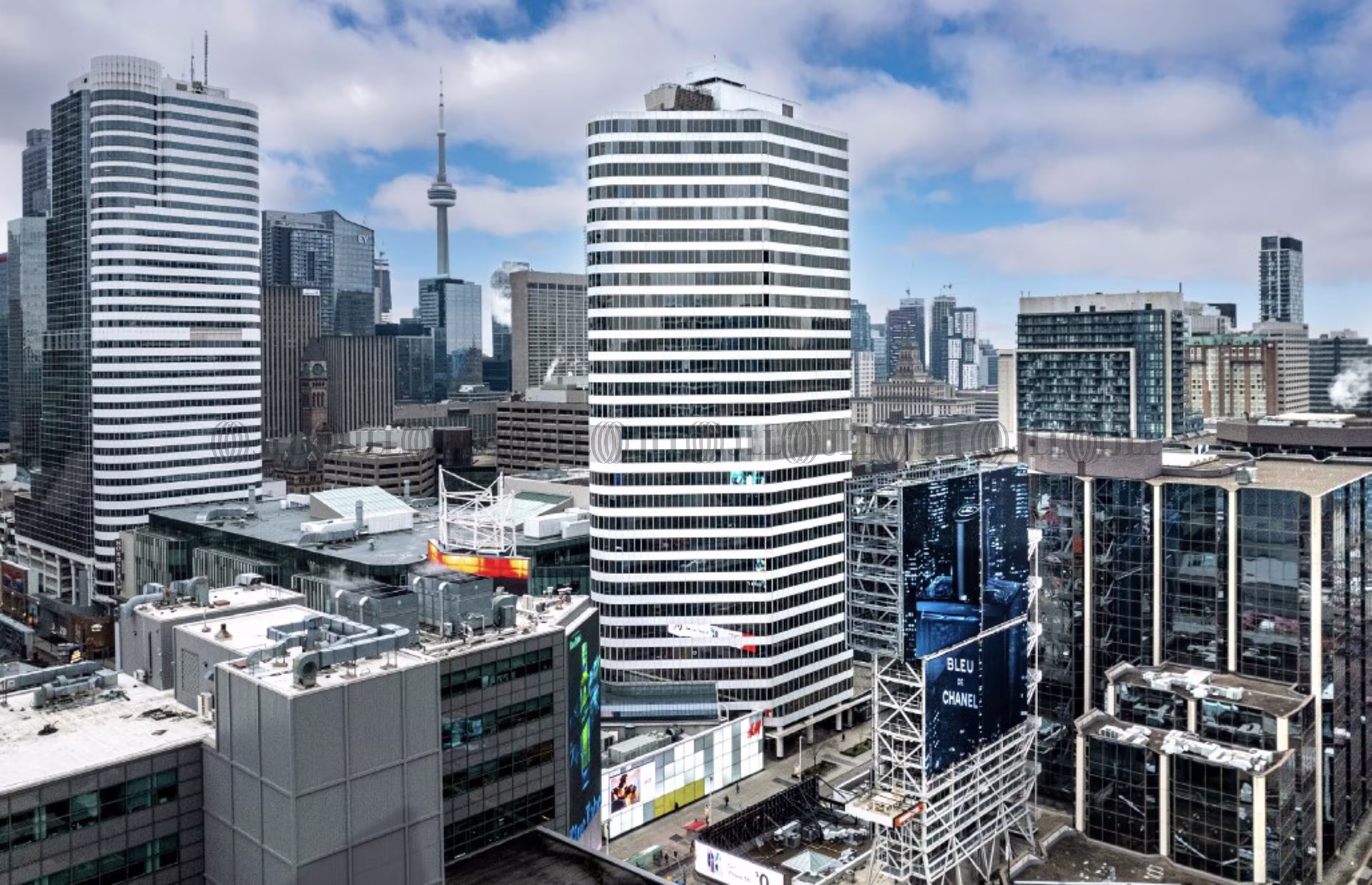 1 Dundas Street West