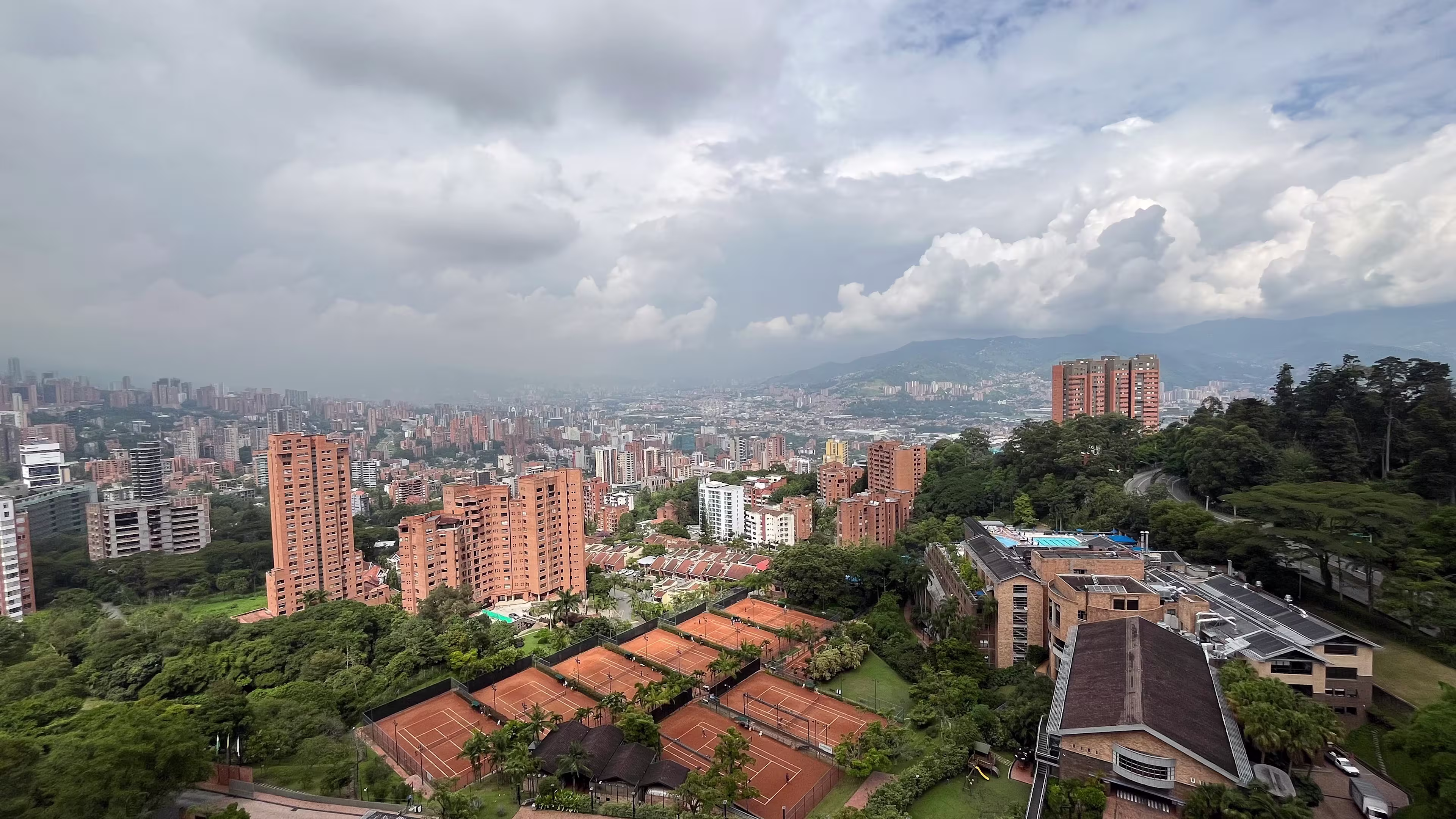 Km 5 Av. Las Palmas Carrera 28 # 17 - 452