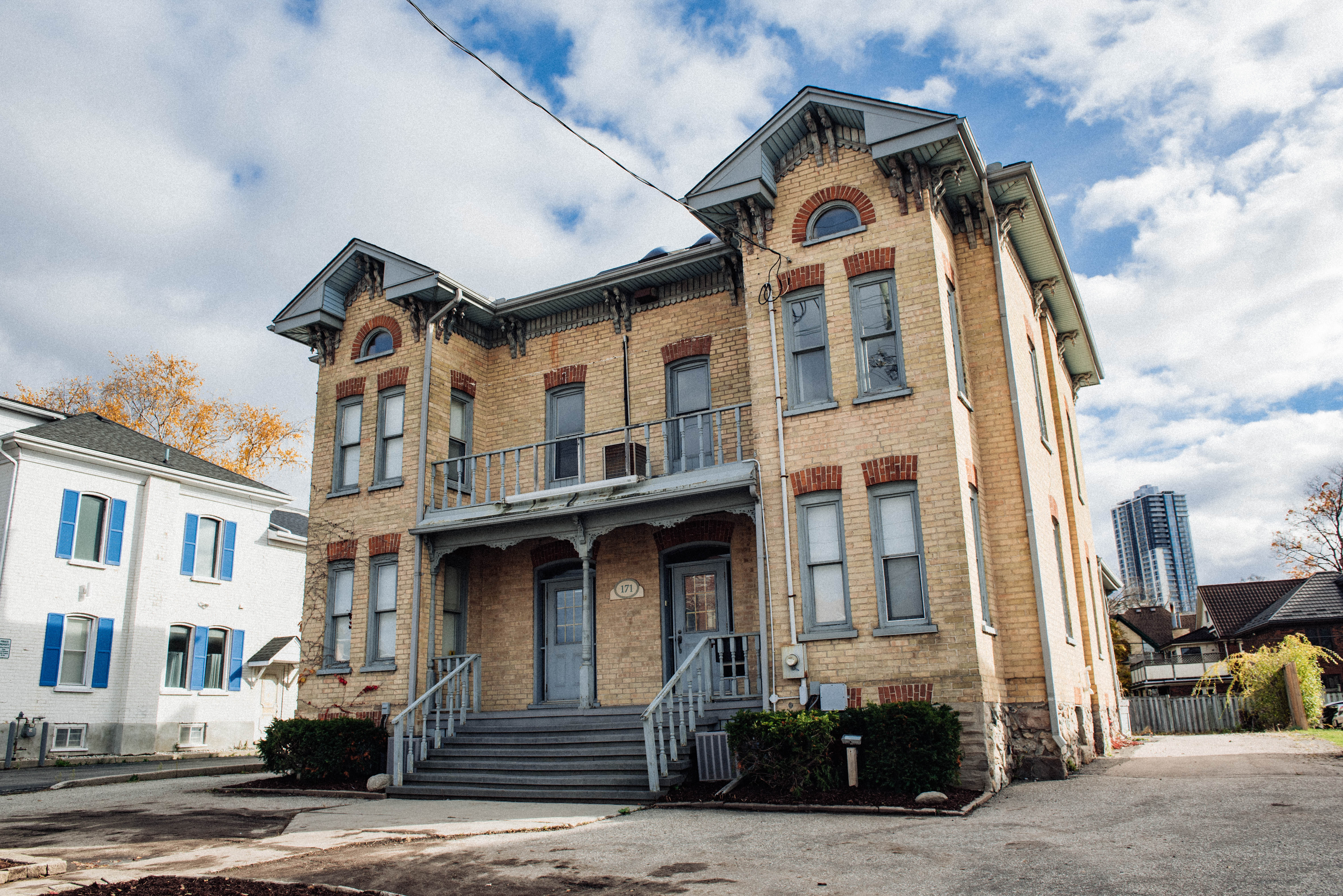 171 Victoria Street N