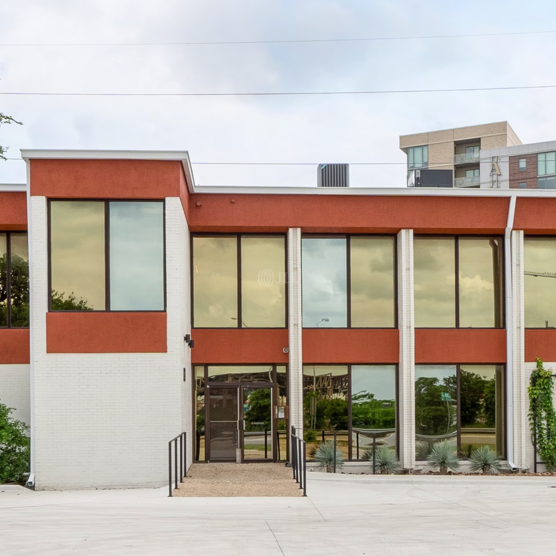 1213 N Interstate 35