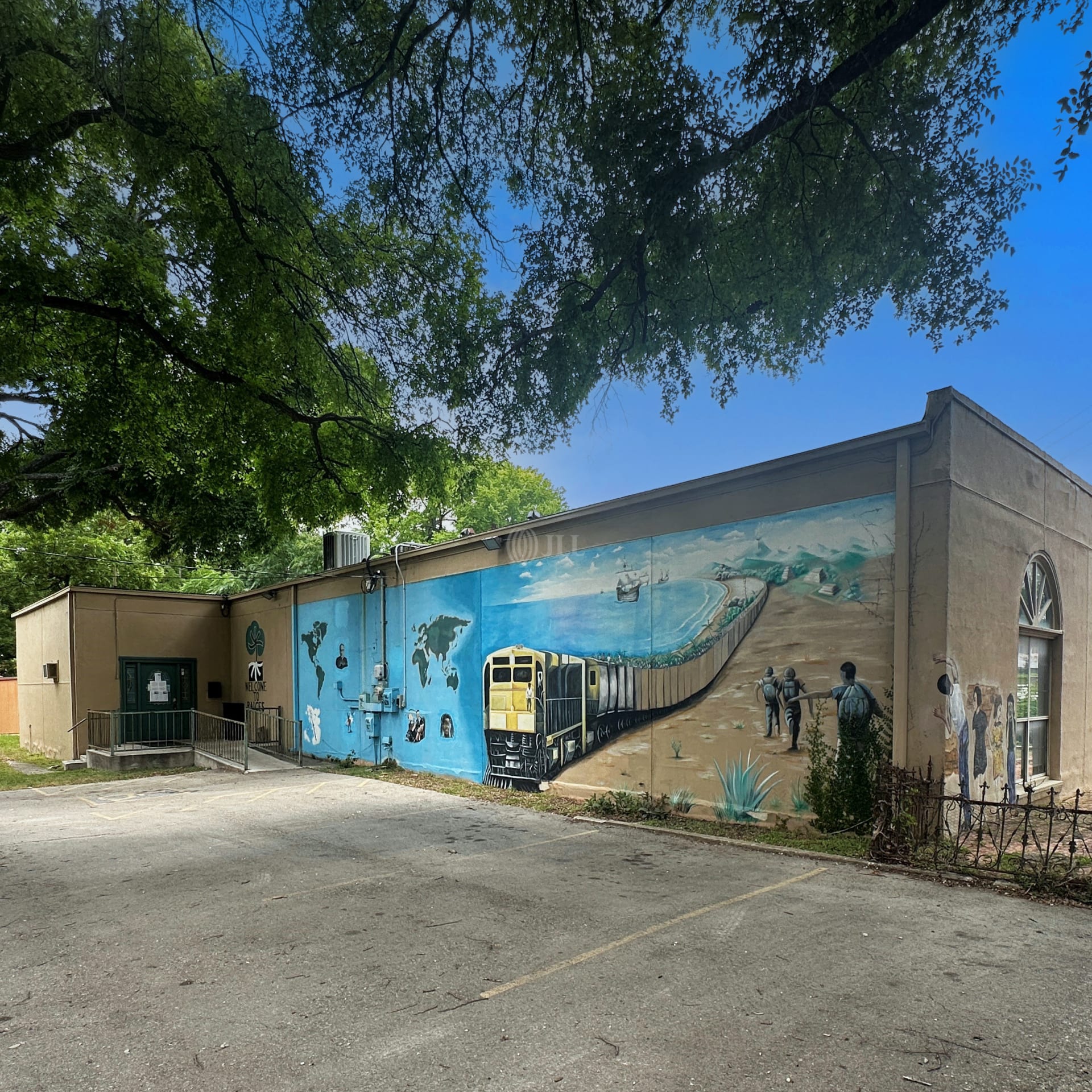1305 N Flores St