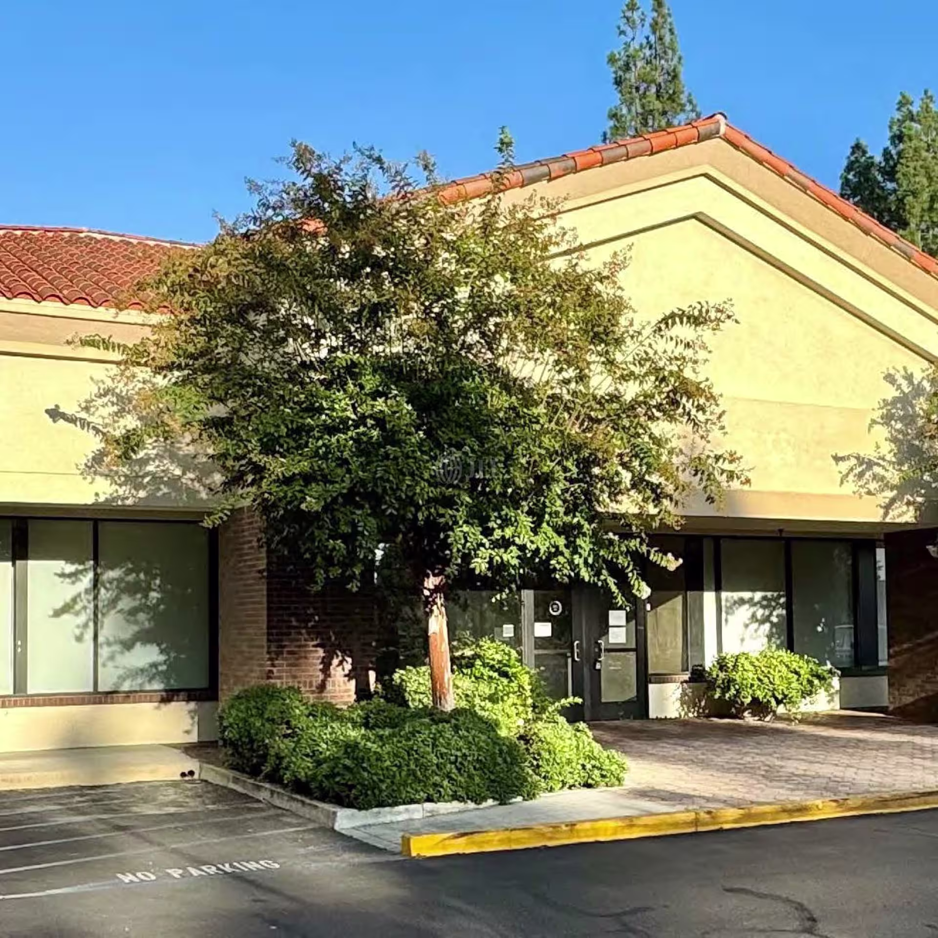 2072 E Avenida de Los Arboles