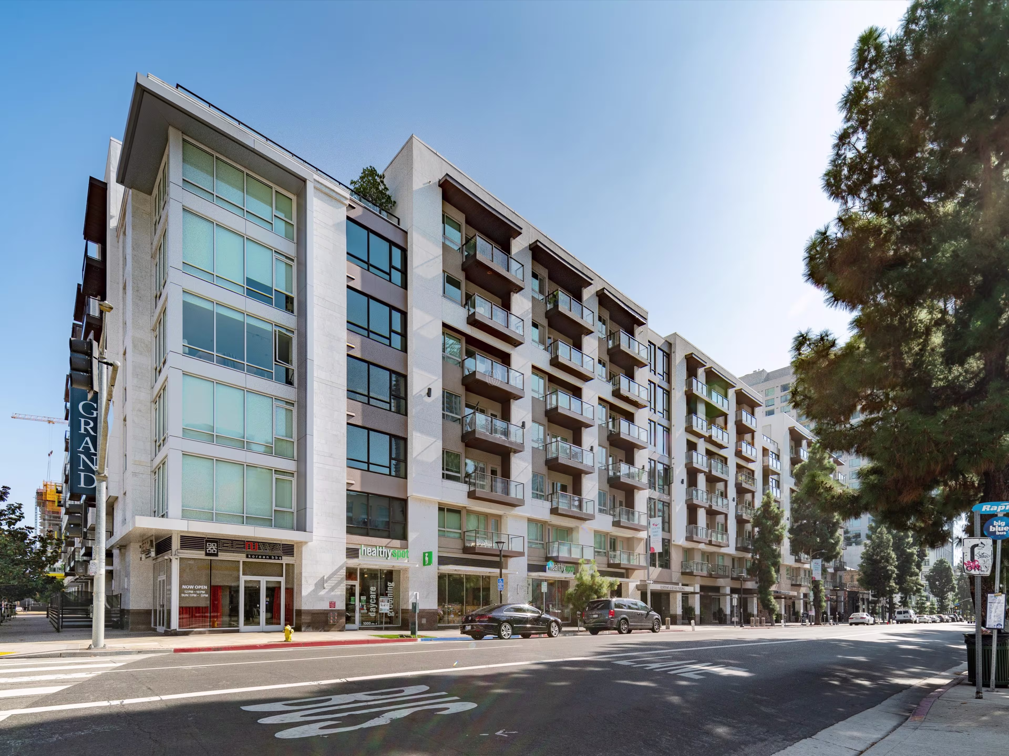 1000 Grand Apartments