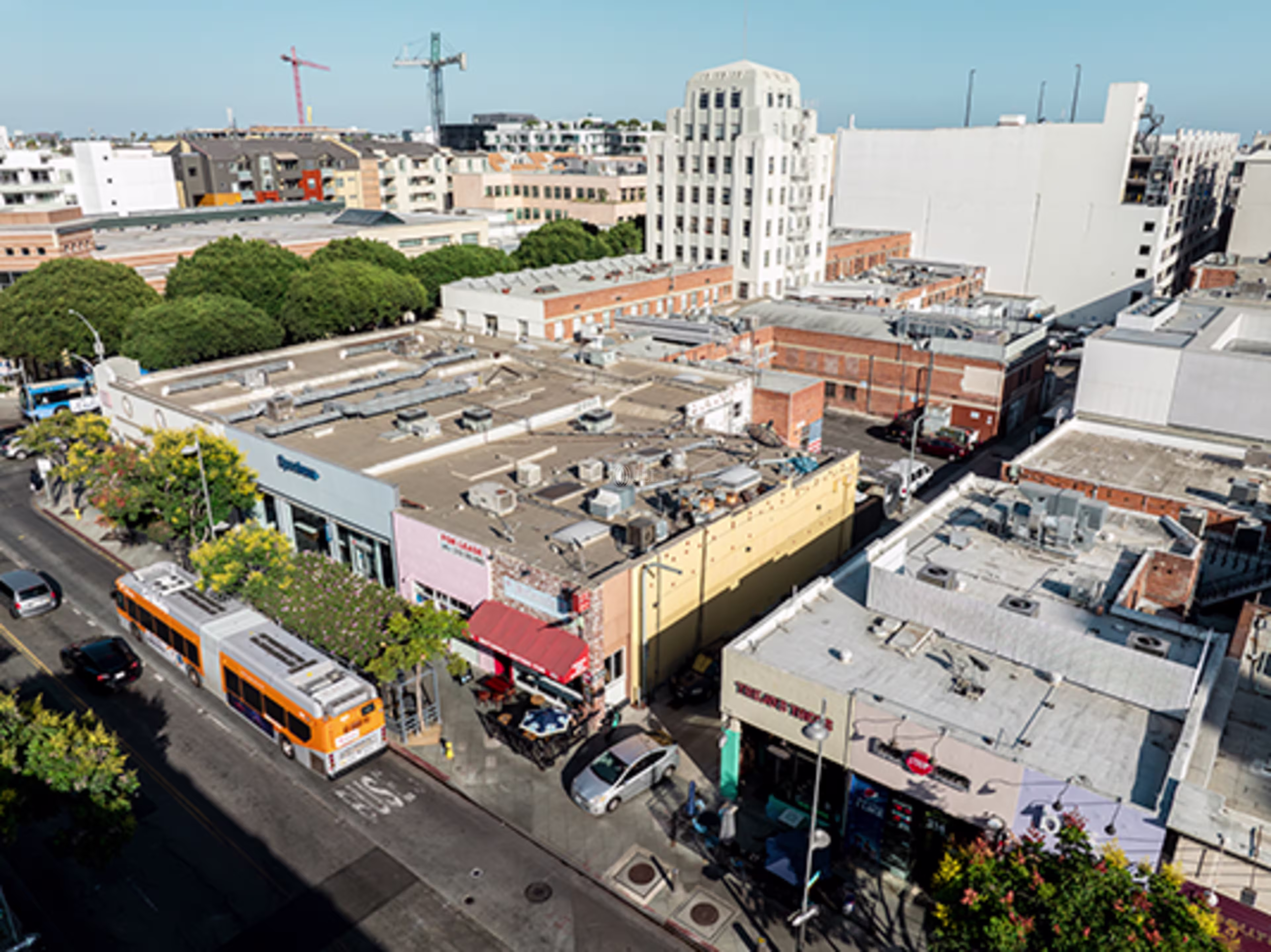 320 Santa Monica Blvd