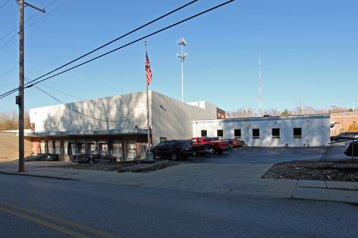 3327 Roanoke Rd, Kansas City, MO 64111