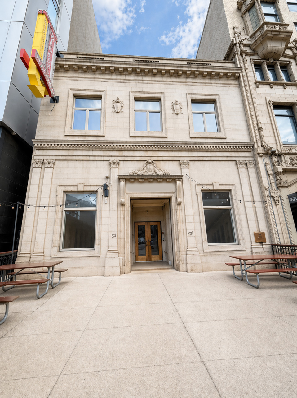921 Huron Rd E, Cleveland, OH 44115