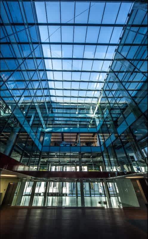 Przeszklone wnętrze budynku biurowego