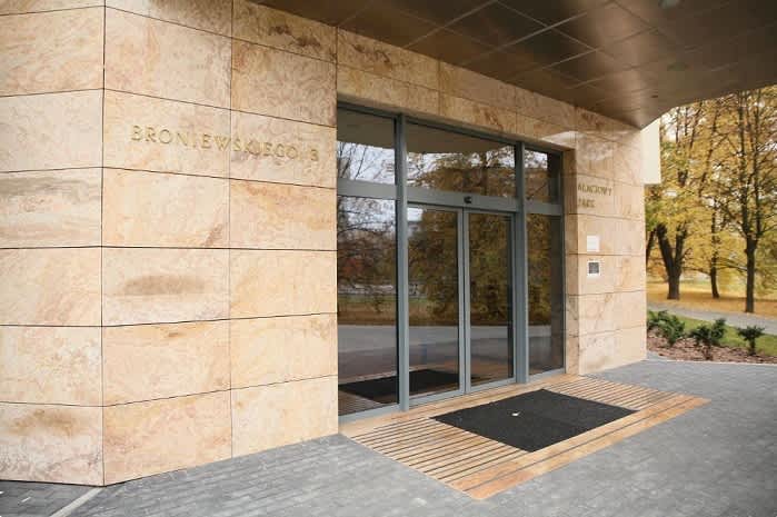 Wejście do budynku biurowego