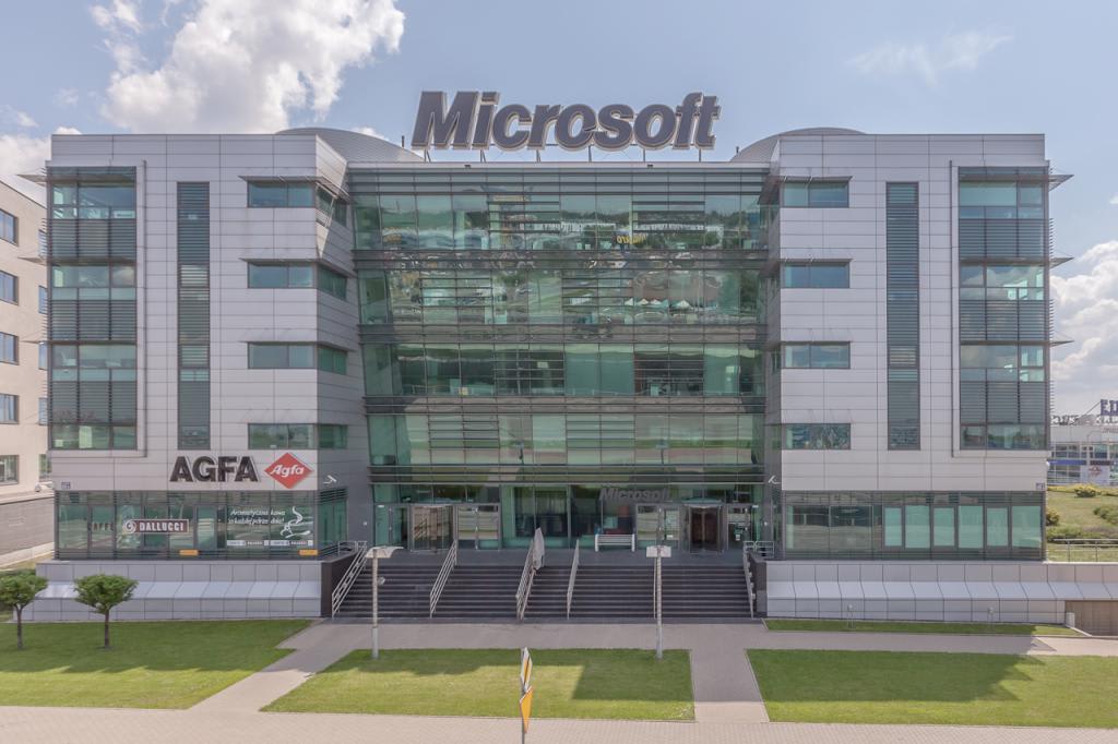 Front budynku biurowego z powierzchnią do wynajęcia