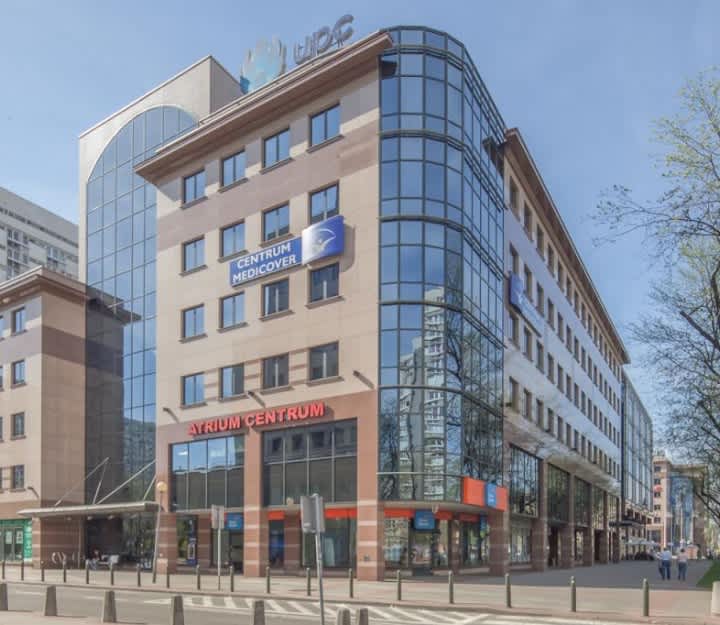 Fasada biurowca z powierzchnią do wynajęcia