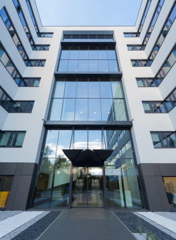 Widok na główne wejście do budynku biurowego