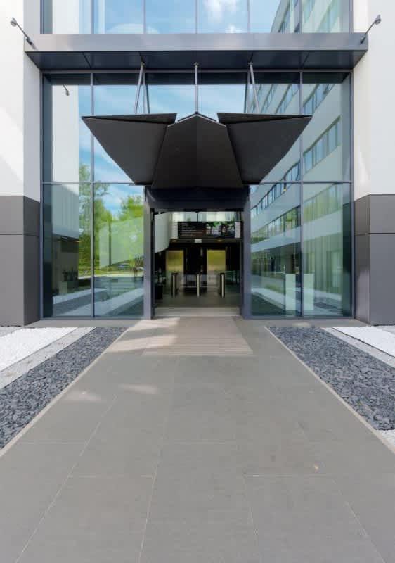 Widok na główne wejście do budynku biurowego