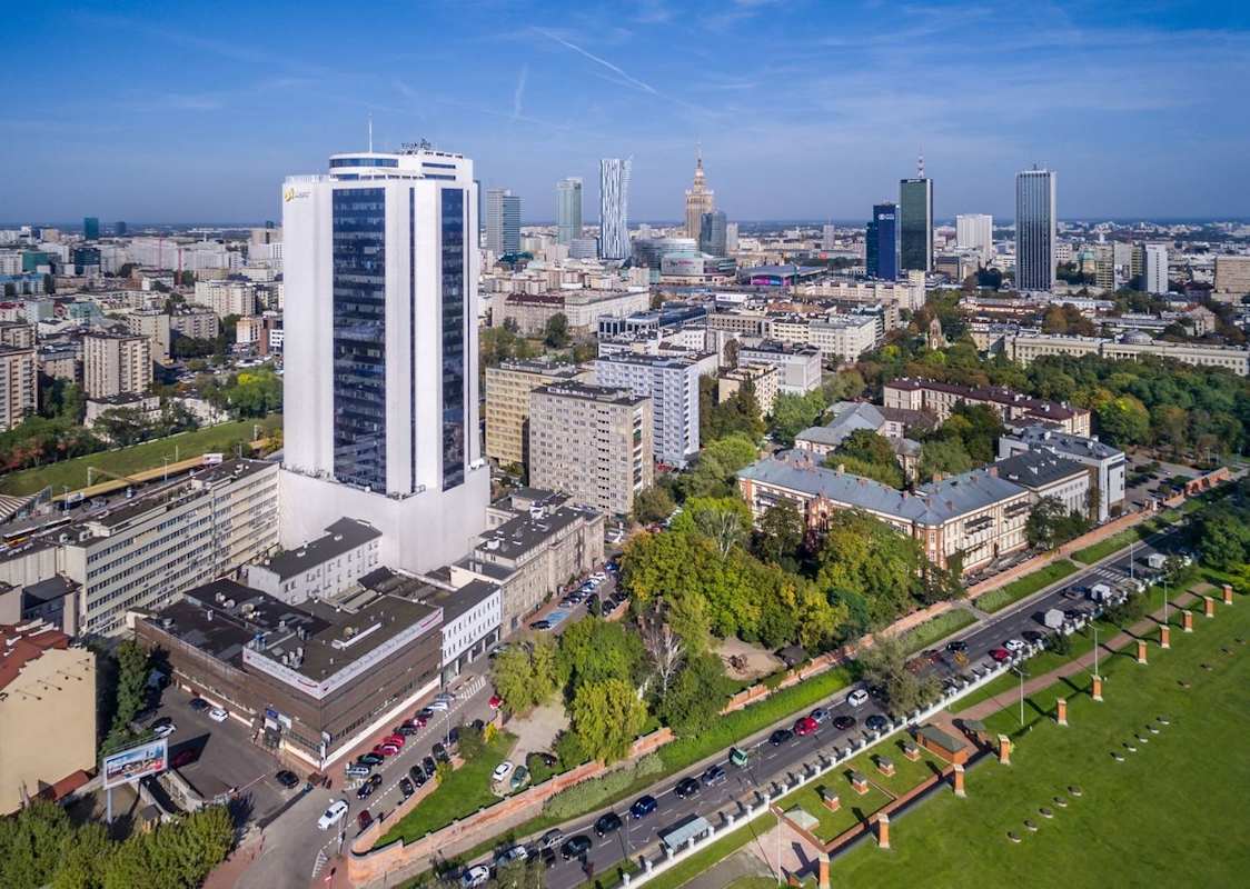 Widok na elewację biurowca