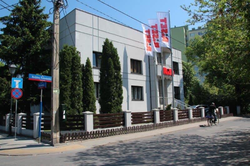 Building with offices to rent