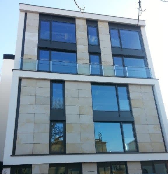 Budynek z powierzchniami biurowymi do wynajęcia