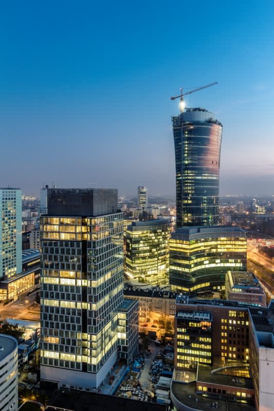 Widok kompleksu biurowców nocą