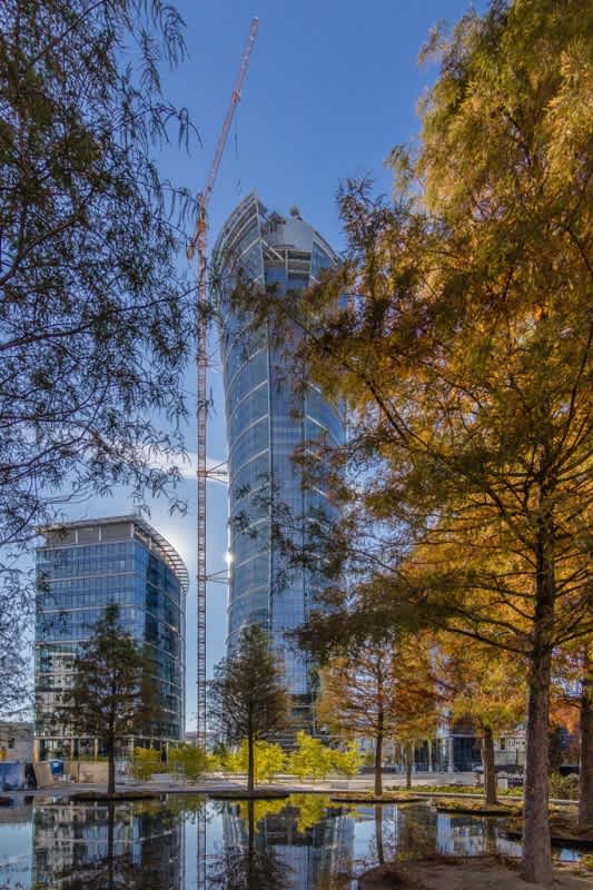 Widok na biurowiec z parkiem